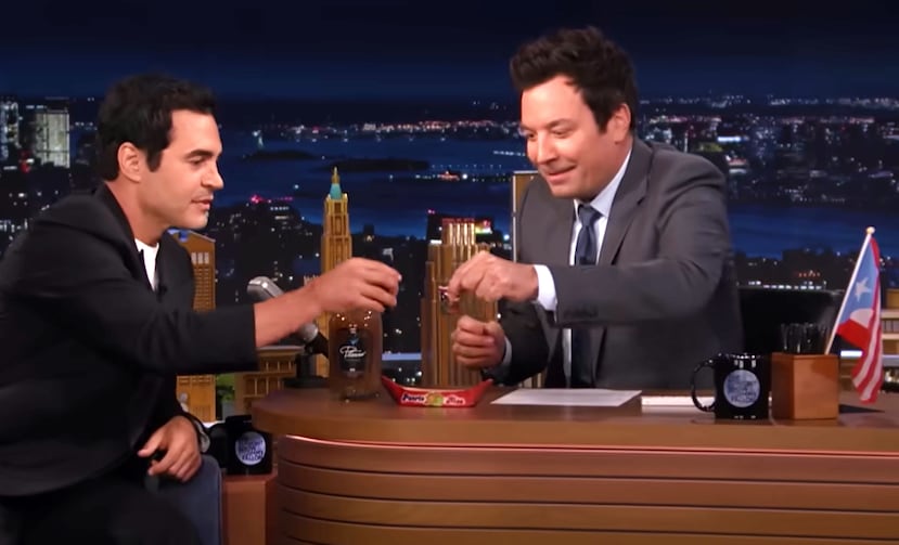 El actor Ramón Rodríguez, a la izquierda, brinda con el presentador Jimmy Fallon, a la derecha, antes de tomar pitorro de tamarindo.