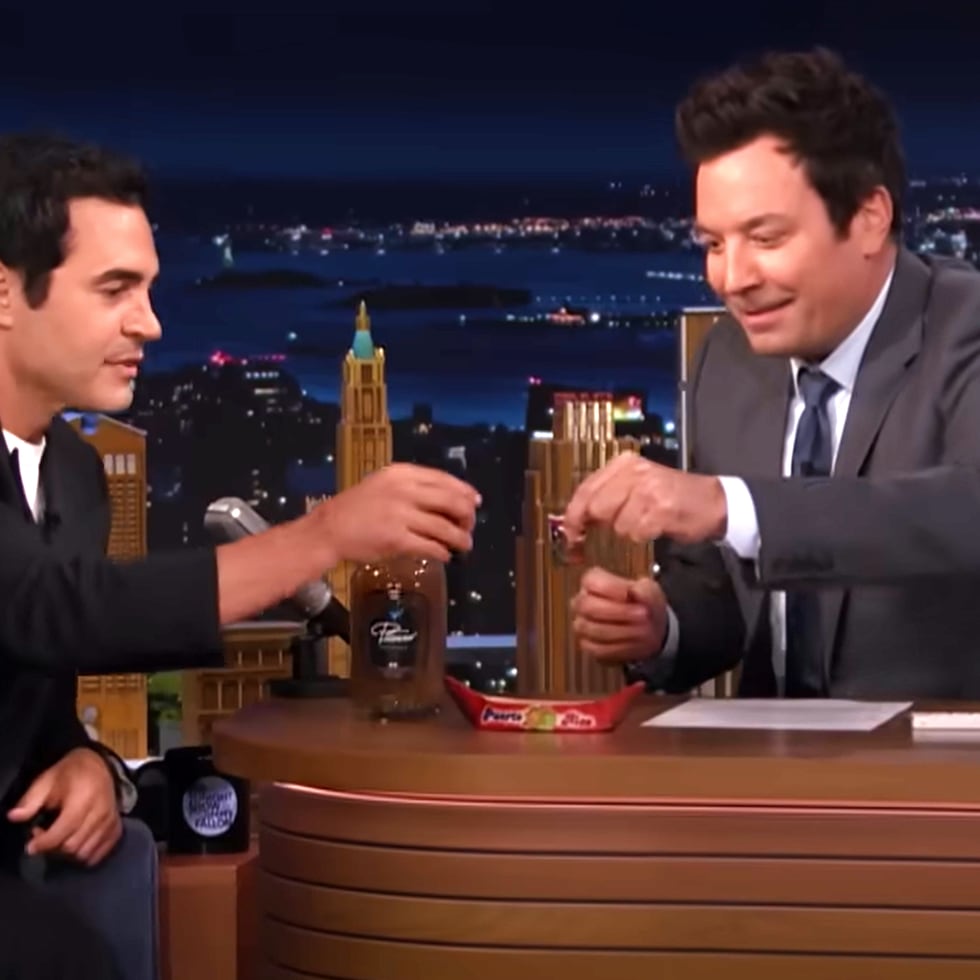 El actor Ramón Rodríguez, a la izquierda, brinda con el presentador Jimmy Fallon, a la derecha, antes de tomar pitorro de tamarindo.