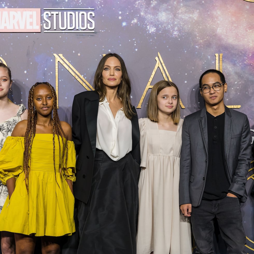 Angelina Jolie y sus hijos Shiloh Jolie, Zahara, Vivienne y Maddox.