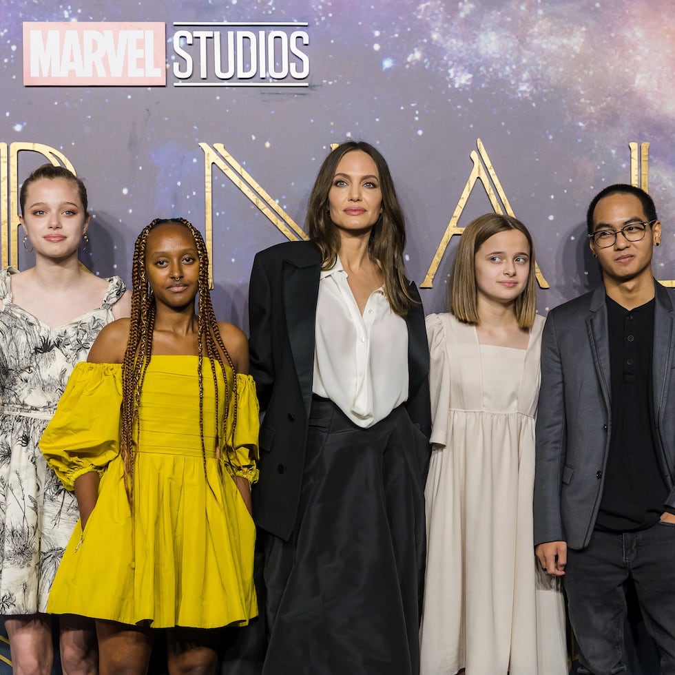 Imagen fechada en Londres el 27 de octubre de 2021, de Angelina Jolie (tercera por la izquierda) y sus hijos Shiloh Jolie (primero izquierda), Zahara (segundo izquierda), Vivienne (tercera derecha), Maddox (segundo derecha), y Knox (primero derecha). EFE/EPA/VICKIE FLORES
