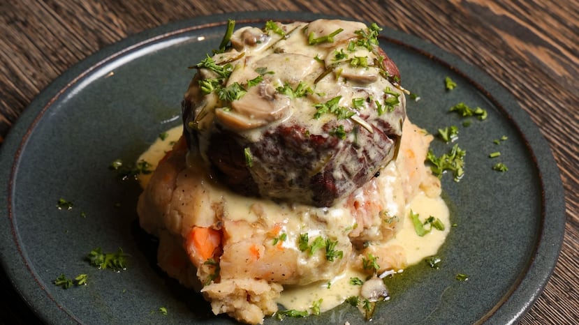 Filete miñón en salsa de setas y majado de viandas de La Enoteca.