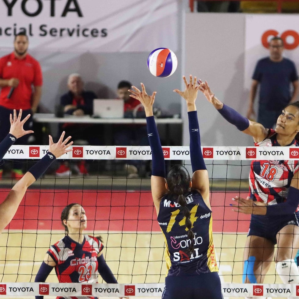 Alba Hernández, de las Criollas, ataca un balón ante la defensa de dos jugadoras de las Cangrejeras.