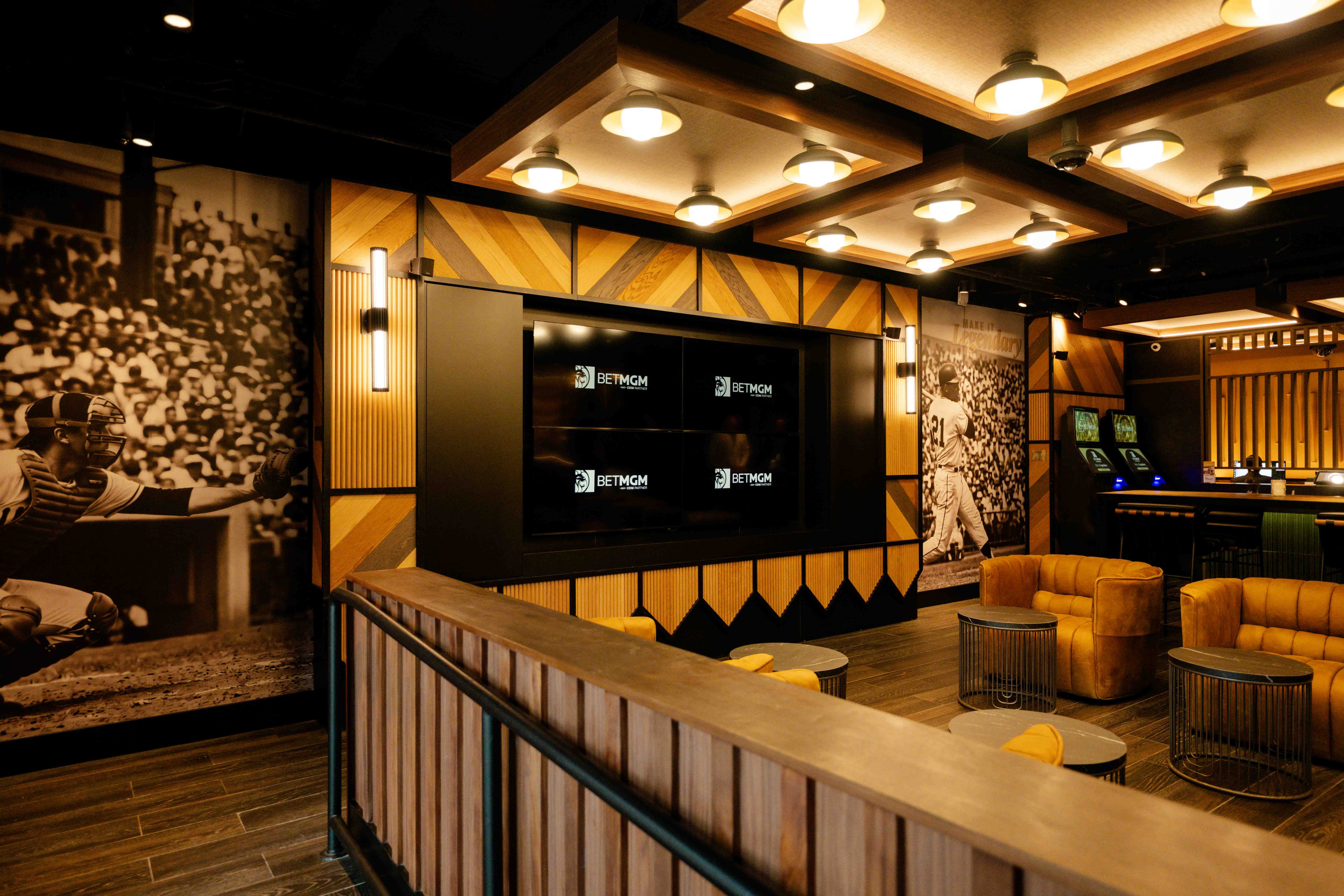 Imagen de la cobertura de: Abre BetMGM 21 Sportsbook Lounge en DISTRITO T-Mobile