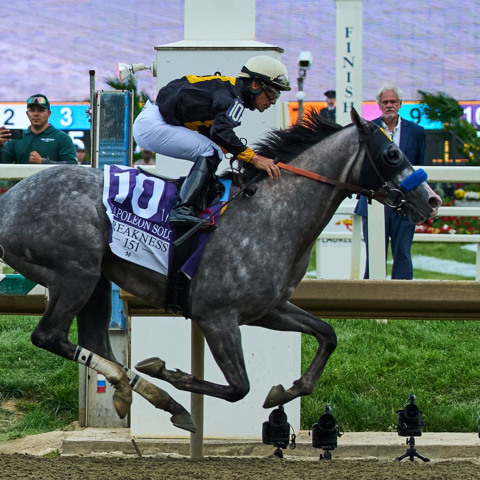 Paco López, cruza la meta primero con el ejemplar Napoleon Solo en el Preakness Stakes.