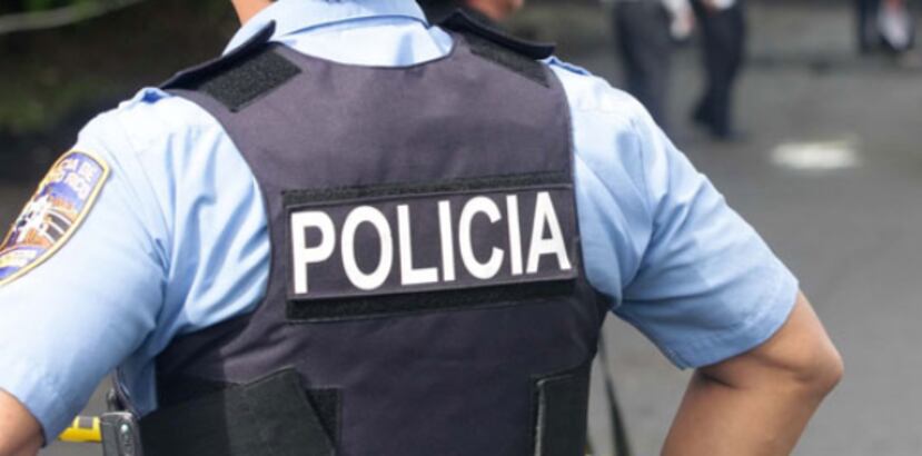 Un hombre que vestía un chaleco antibalas con emblema de la Policía, sus logos y placa, se le acercó por la ventana y le exigió que se bajara del vehículo porque estaba bajo investigación colocándole las esposas. (Archivo)