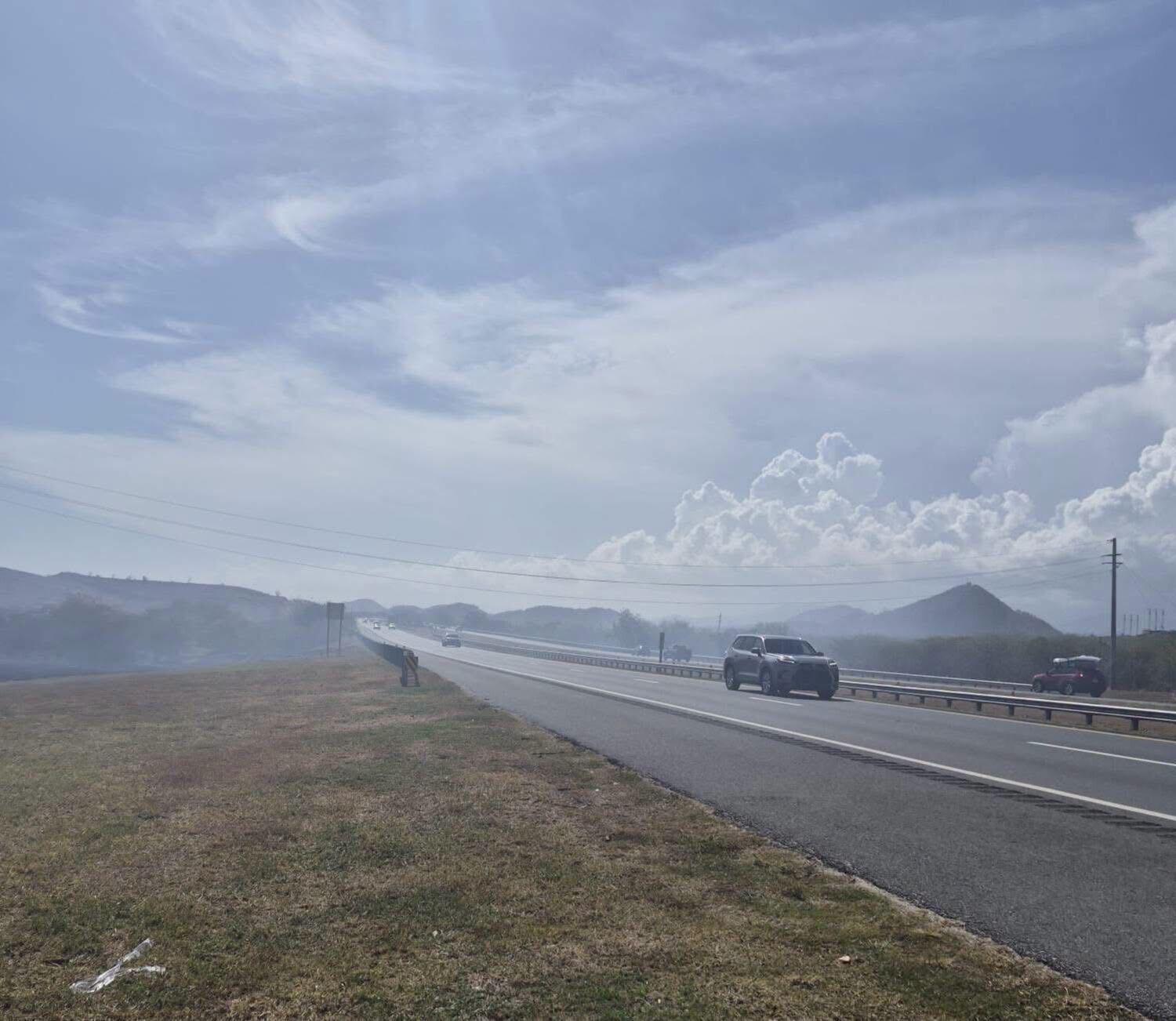 Imagen de la cobertura de: Controlan incendio forestal cerca de la PR-52 en Santa Isabel