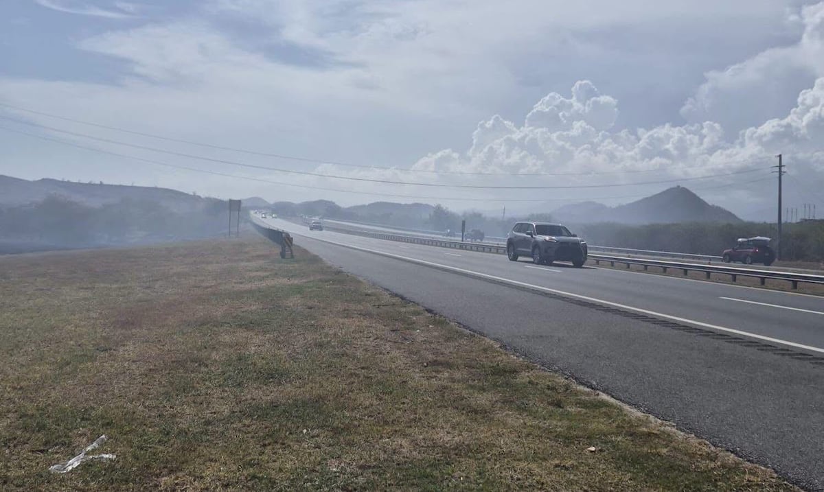 Controlan incendio forestal cerca de la PR-52 en Santa Isabel; cierran tramos de la PR-53