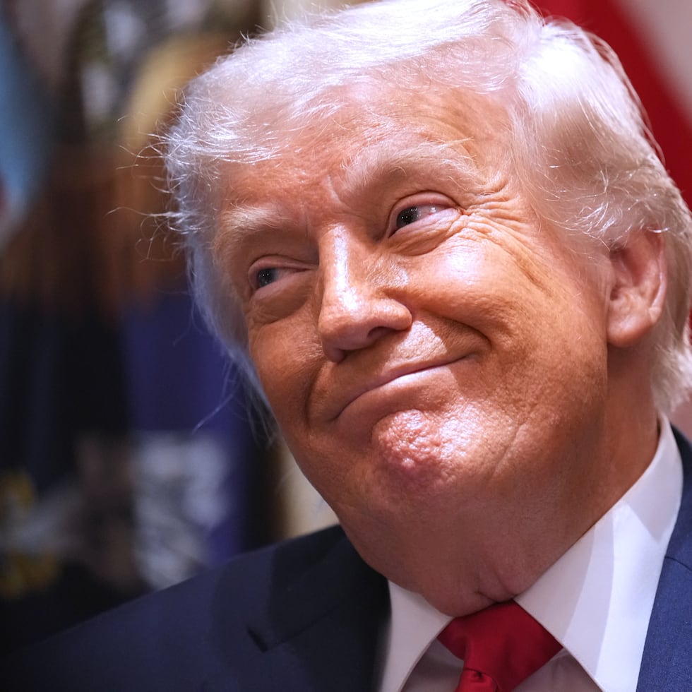 El presidente Donald Trump escucha durante una reunión de gabinete en la Casa Blanca, el miércoles 27 de mayo de 2026, en Washington. (Foto AP/Jacquelyn Martin)