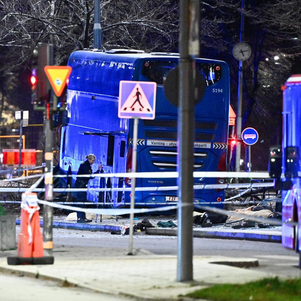 Un autobús de dos pisos se estrelló contra una parada de autobús en Estocolmo.