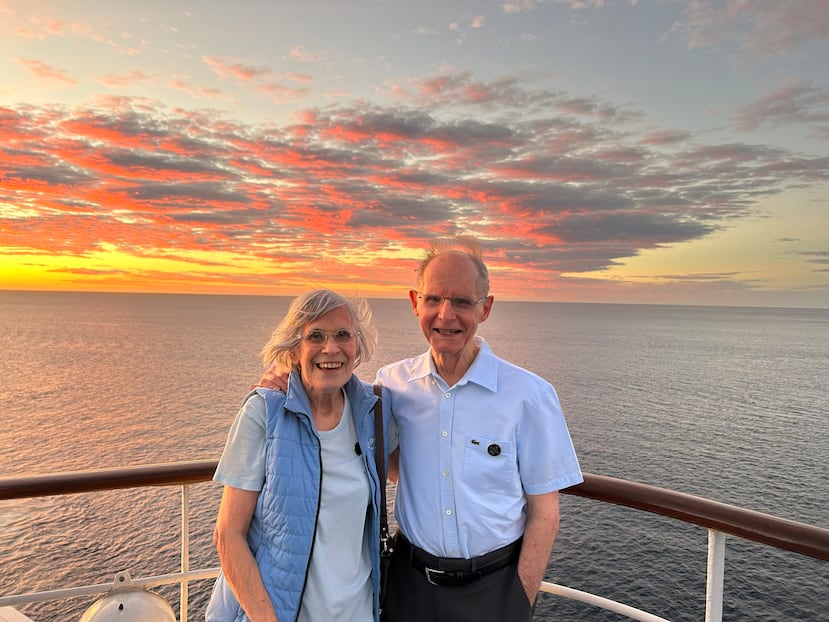 La autora Georgina Cruz junto a su esposo Humberto, disfrutando del atardecer en Cabo San Lucas, en México.