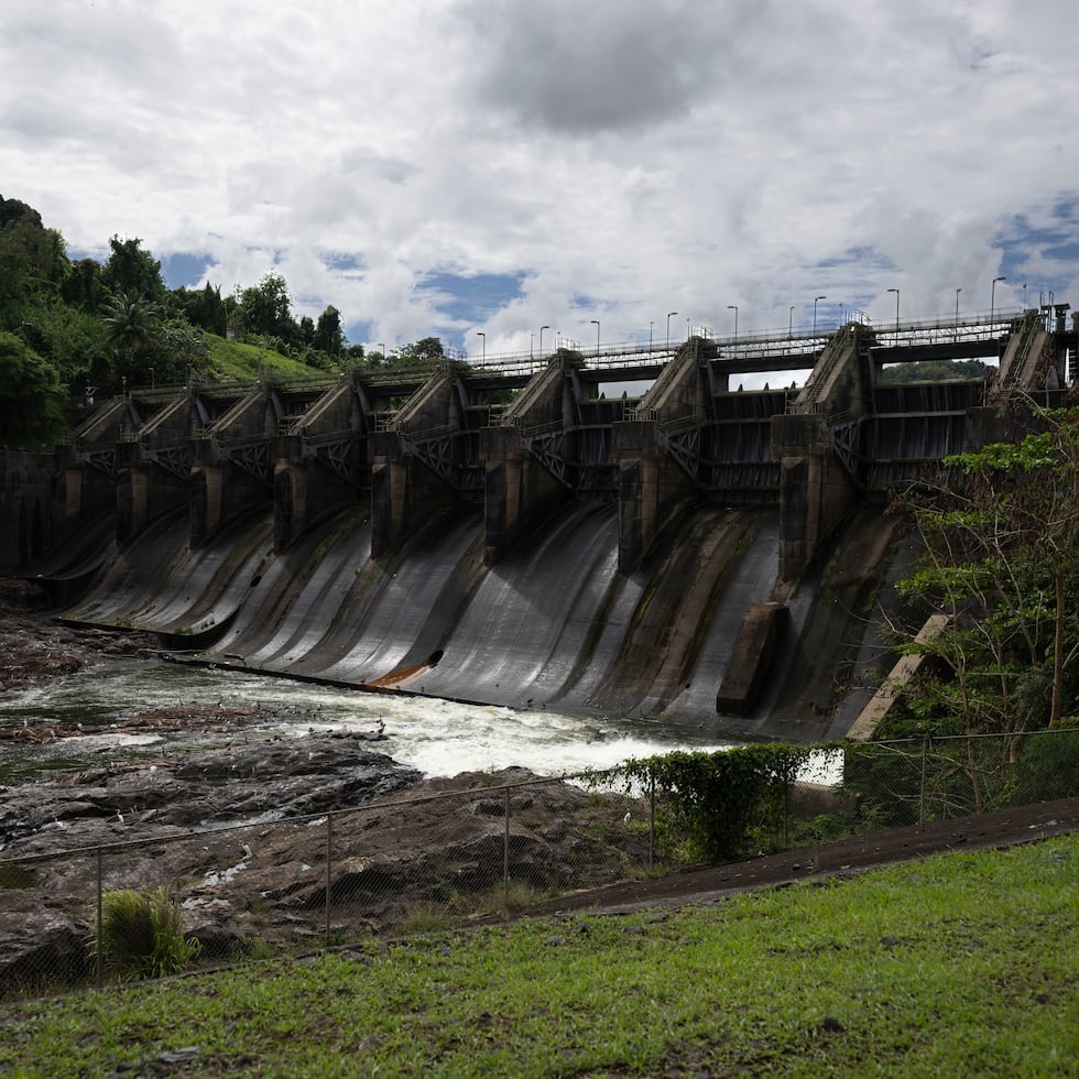 “Nuestros equipos han estado trabajando en las instalaciones que tenemos aquí de la bomba de agua... Tenemos buenas noticias. Estamos operando nuevamente con cinco bombas”, dijo el presidente ejecutivo de la AAA, el ingeniero Luis Reinaldo González Delgado, en una rueda de prensa en Carraízo.