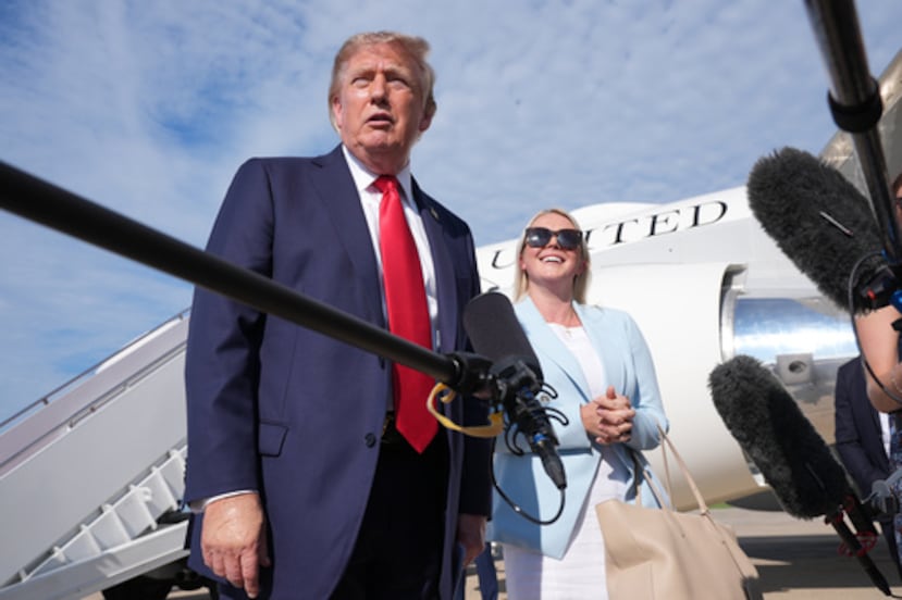 El presidente Donald Trump, a la izquierda, habla con los periodistas mientras la secretaria de prensa de la Casa Blanca, Karoline Leavitt, le escucha, antes de subir al Air Force One el viernes 21 de agosto de 2026 en la Base Conjunta Andrews, en Maryland, con destino a Carolina del Sur. (Foto AP/Jacquelyn Martin)