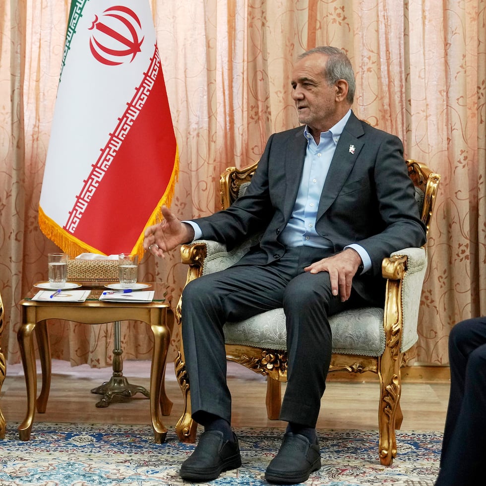 En esta fotografía difundida por la presidencia iraní, el mandatario Masoud Pezeshkian (a la derecha) conversa con el jefe del ejército paquistaní.