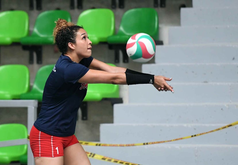 Daly Santana durante una práctica del Equipo Nacional de Voleibol Femenino en el Coliseo Humberto Parea, en Barranquilla, Colombia.
