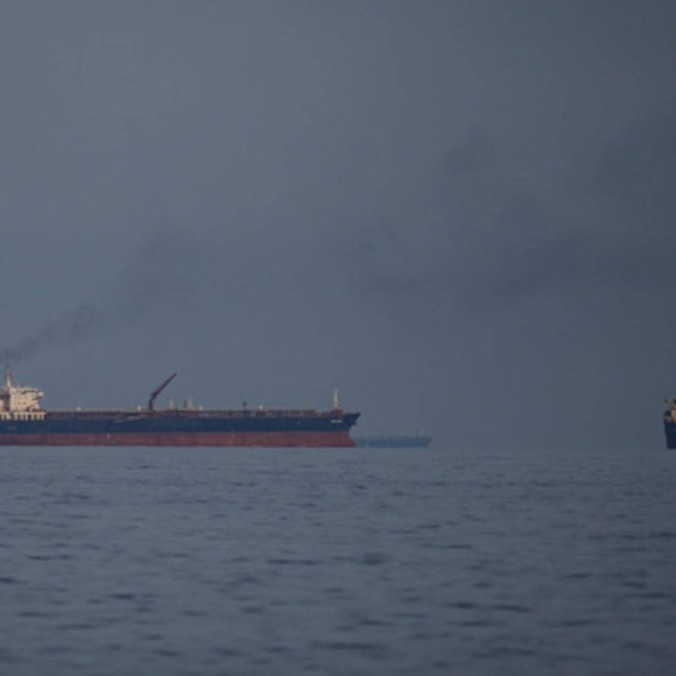Petroleros y cargueros se alinean en el estrecho de Ormuz.