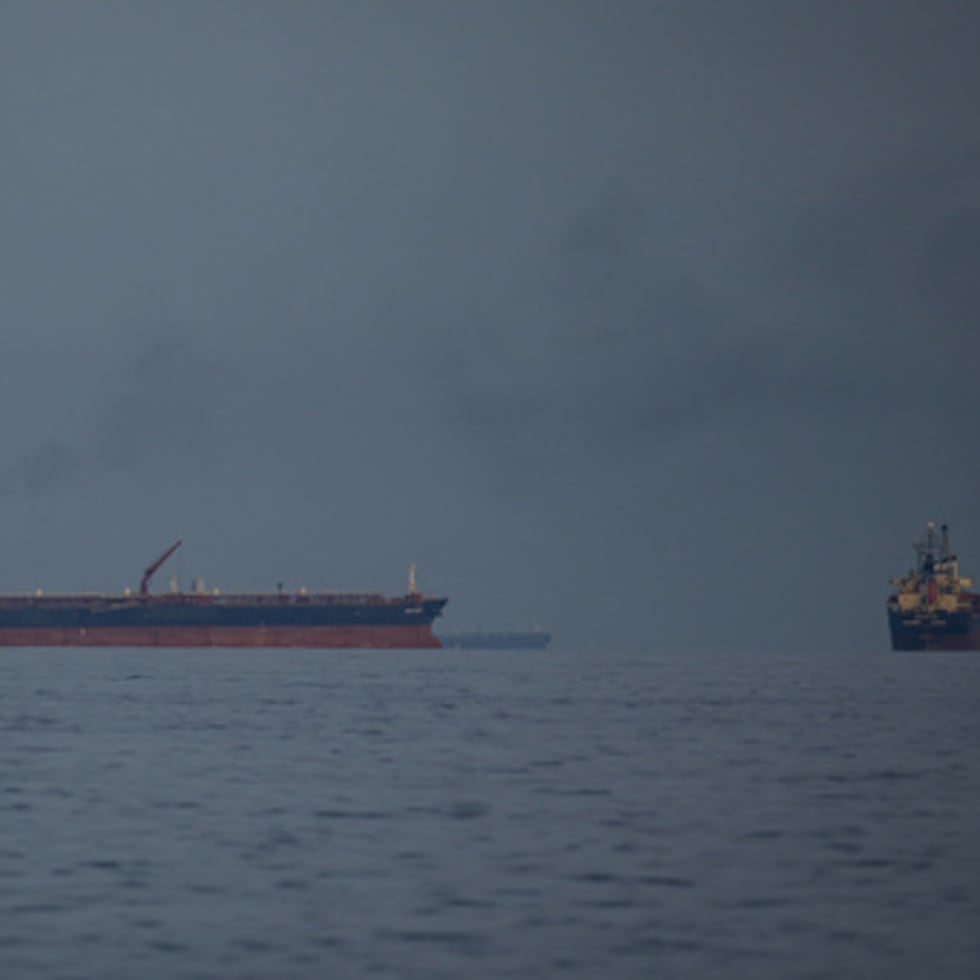 Petroleros y cargueros se alinean en el Estrecho de Ormuz vistos desde Khor Fakkan, Emiratos Árabes Unidos.