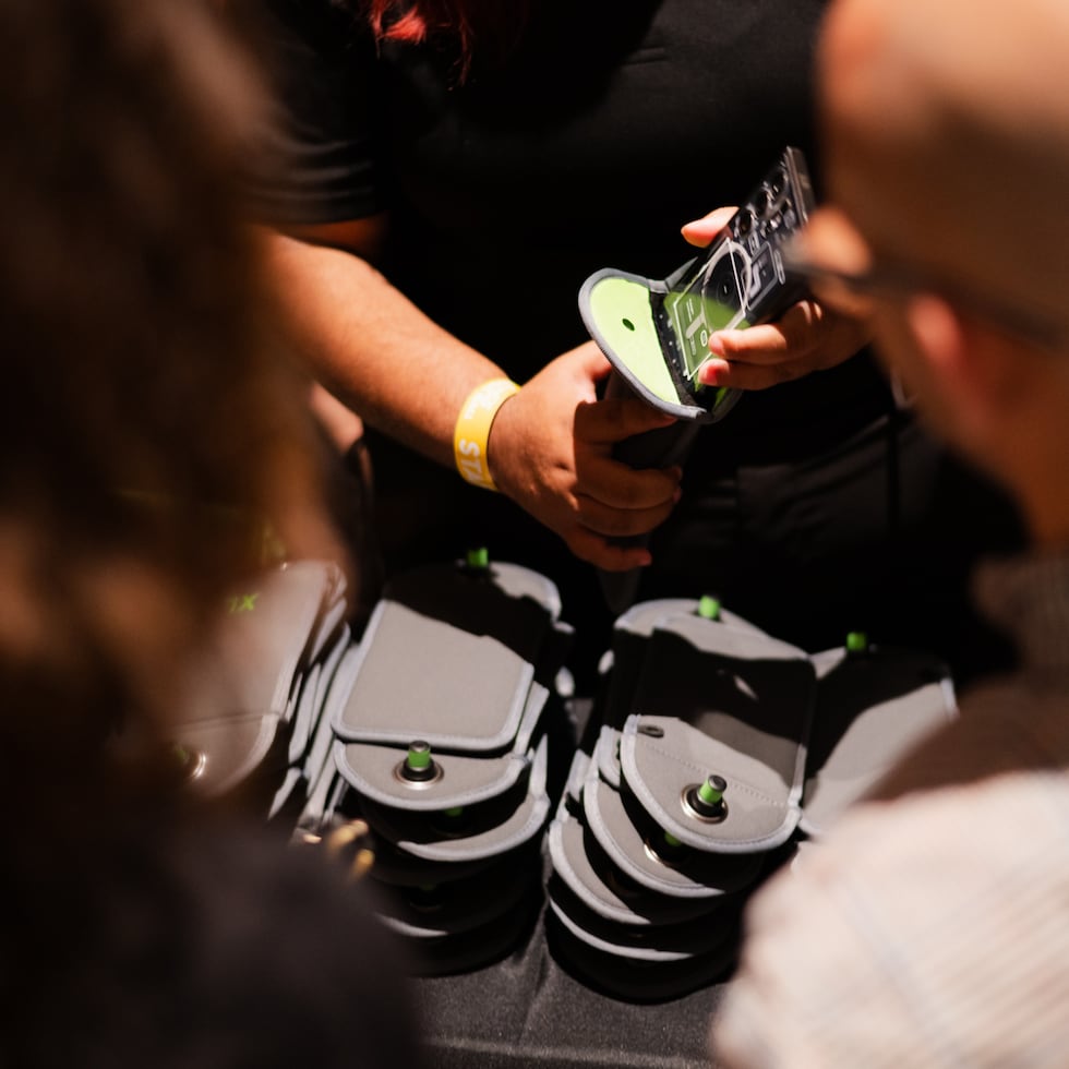 Al llegar al venue, todos los teléfonos móviles, relojes inteligentes y accesorios electrónicos serán colocados y asegurados dentro de un estuche especial.