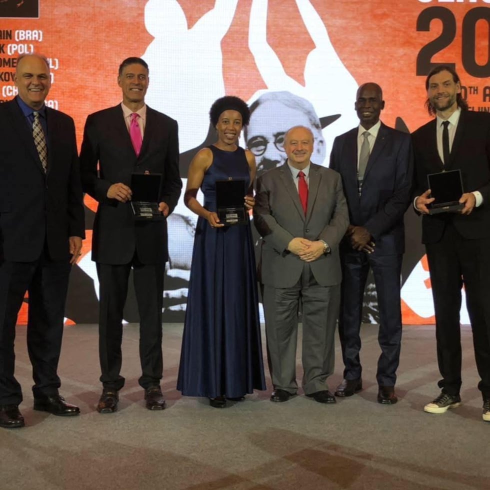 A la extrema izquierda, Oscar Schmidt al lado de Piculín Ortiz durante la ceremonia de exaltación al Salón de la Fama de FIBA en 2019.