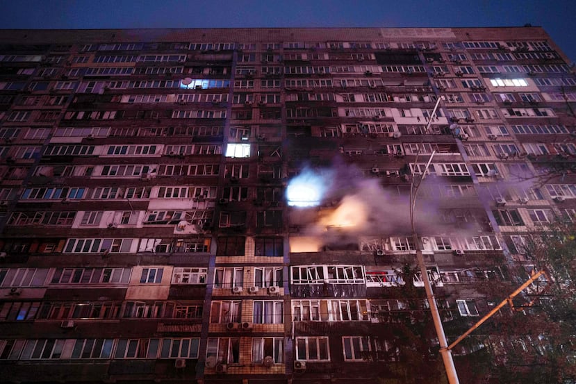Un edificio de apartamentos, dañado por el impacto de un proyectil ruso, en un vecindario residencial de Kiev, Ucrania, el 10 de octubre de 2025. (AP Foto/Evgeniy Maloletka)