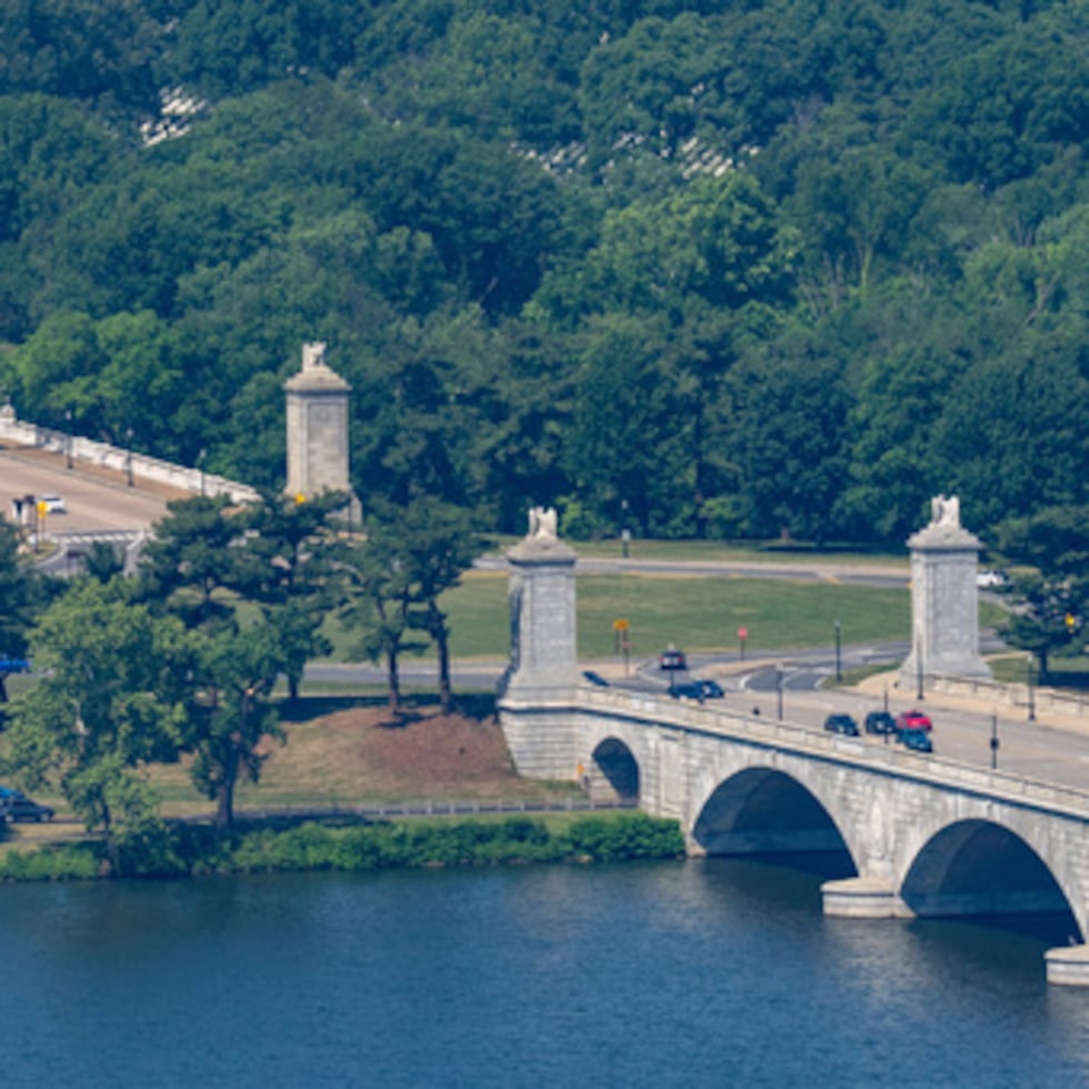 Se ve el Memorial Circle, donde el presidente Donald Trump ha propuesto construir un arco para conmemorar el 250 aniversario de Estados Unidos, el martes 19 de mayo de 2026, en Washington. (AP Photo/Alex Brandon)