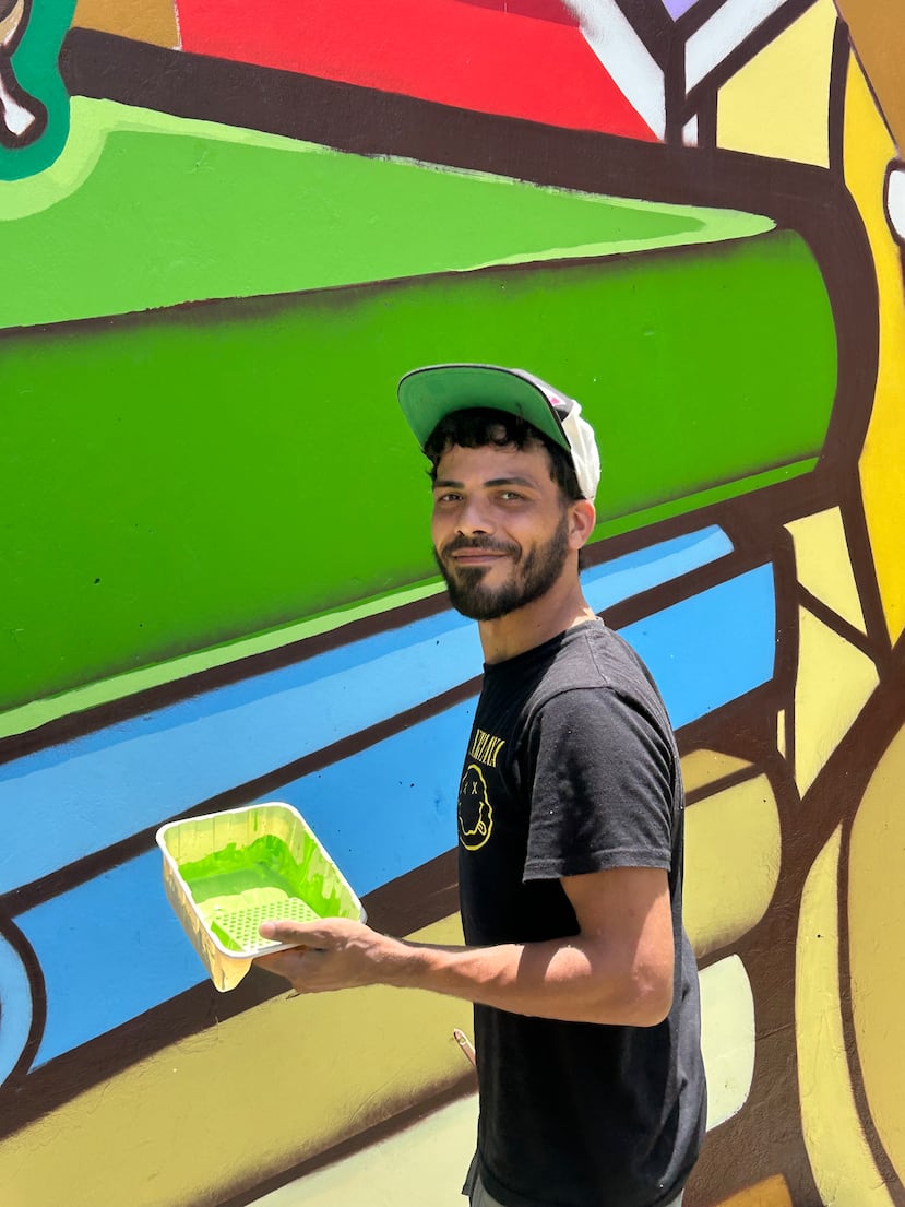 Muchas personas de la comunidad se integraron en la creación del mural, incluyendo al joven Daniel Luna Osorio.