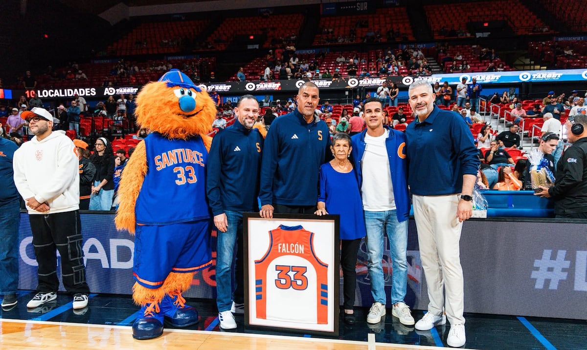 Cangrejeros de Santurce retiran el número 33 de Alex Falcón en el Coliseo Roberto Clemente