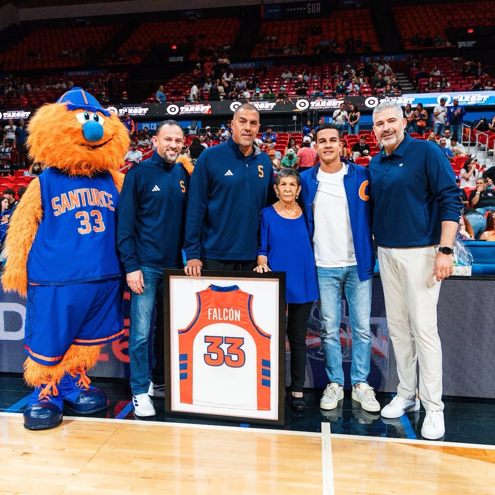 Alex Falcón junto a su familia y Edgar Padilla (izquierda a su lado), gerente general; y Rolando Hourruitiner (extrema derecha), presidente de operaciones de los Cangrejeros.