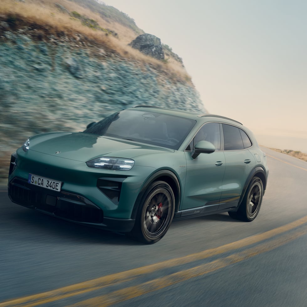 El nuevo Porsche Cayenne Electric desafía sus propios estándares al electrificar uno de sus modelos emblemáticos, sin perder el ADN que lo ha definido desde el inicio.
