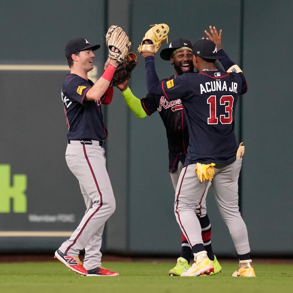 Mike Yastrzemski (18), Michael Harris II (23) y Ronald Acuña Jr. (13) celebrando el triunfo en Houston que les aseguró a los Braves el pase a la postemporada.