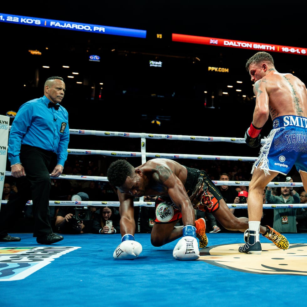 Subriel Matías, a la izquierda, yace en la lona tras ser derribado en el quinto round el sábado por Dalton Smith.
