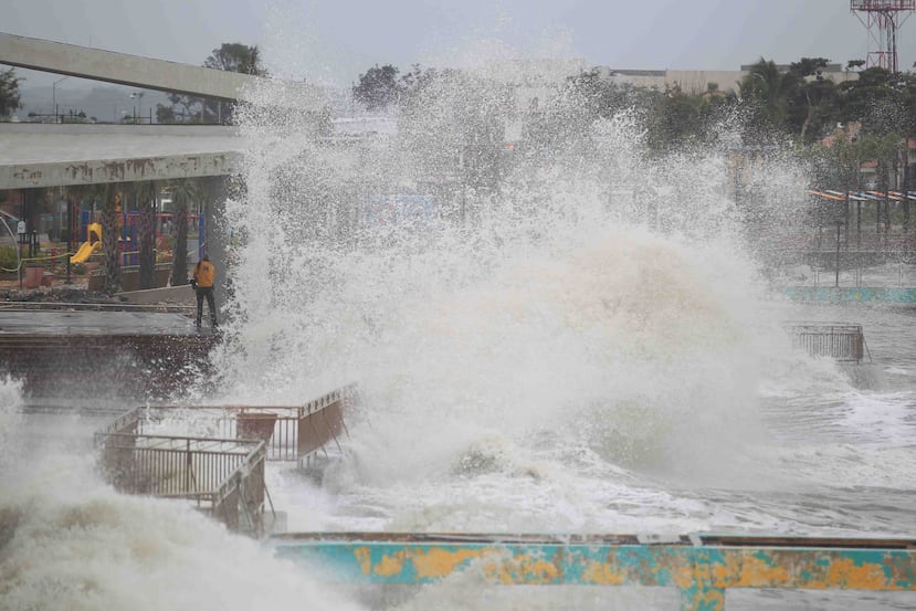 Impresionantes imágenes de la marejada en el Frente Marítimo de Cataño
