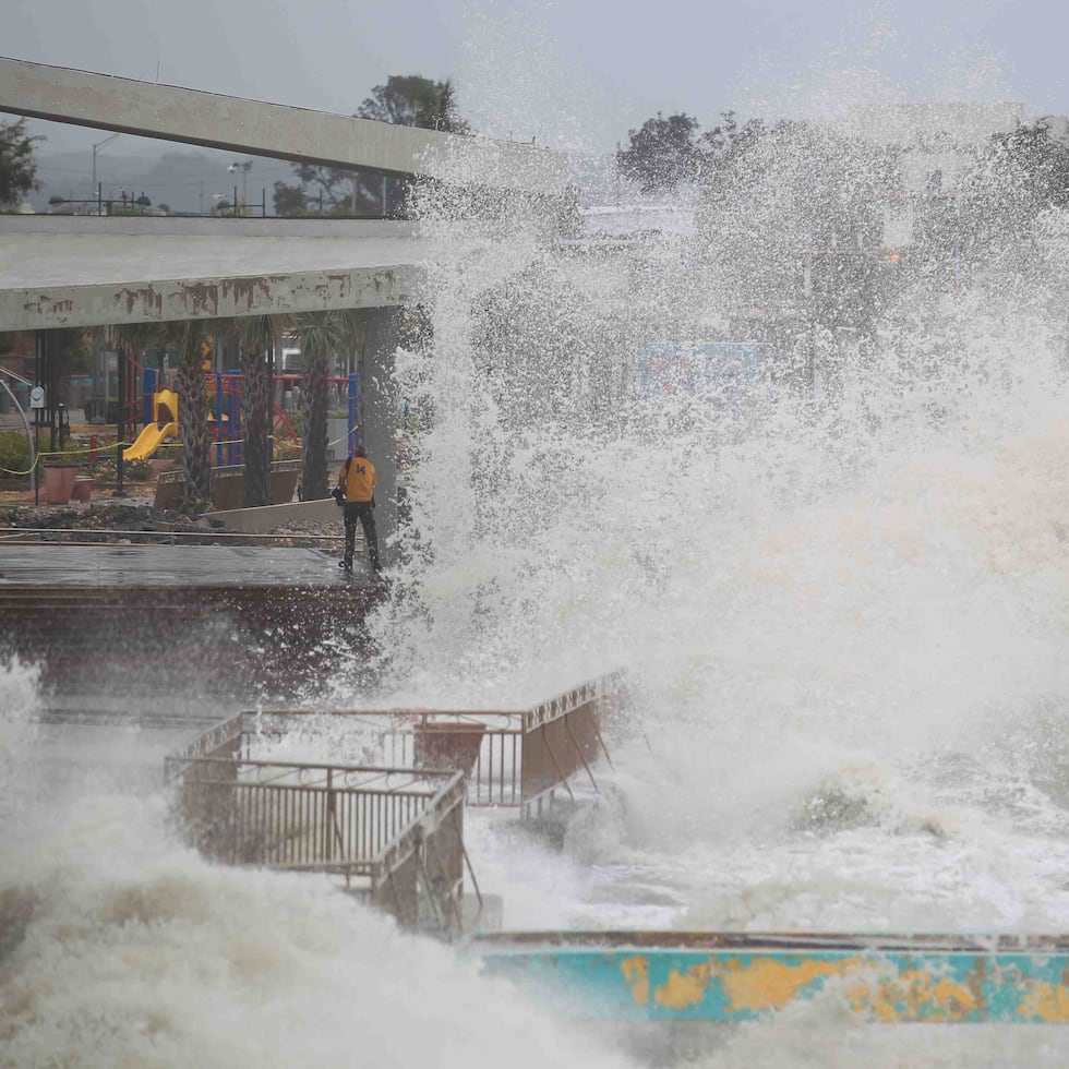 La ciencia del clima no se fundamenta en creencias ni en fe, sino en termodinámica, química atmosférica, observación satelital y modelos climáticos, entre otros, afirma Rafael Méndez Tejeda. La foto capta el impacto de una marejada en el Frente Marítimo de Cataño