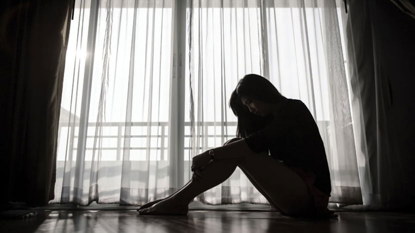 La esquizofrenia se manifiesta habitualmente durante la adolescencia o los primeros años de la edad adulta, y sus efectos van apareciendo de forma gradual a través de una gran variedad de síntomas clínicos que incluyen ideas delirantes, alucinaciones y pr