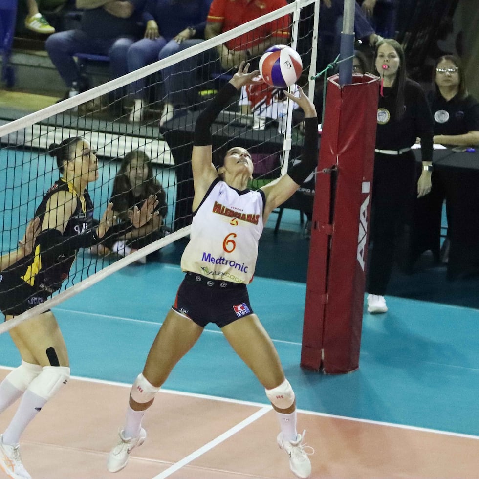 Jennifer Nogueras, de las Valencianas de Juncos, coloca este balón hacia la posición dos en el partido del domingo ante las Pinkin de Corozal en Juncos.