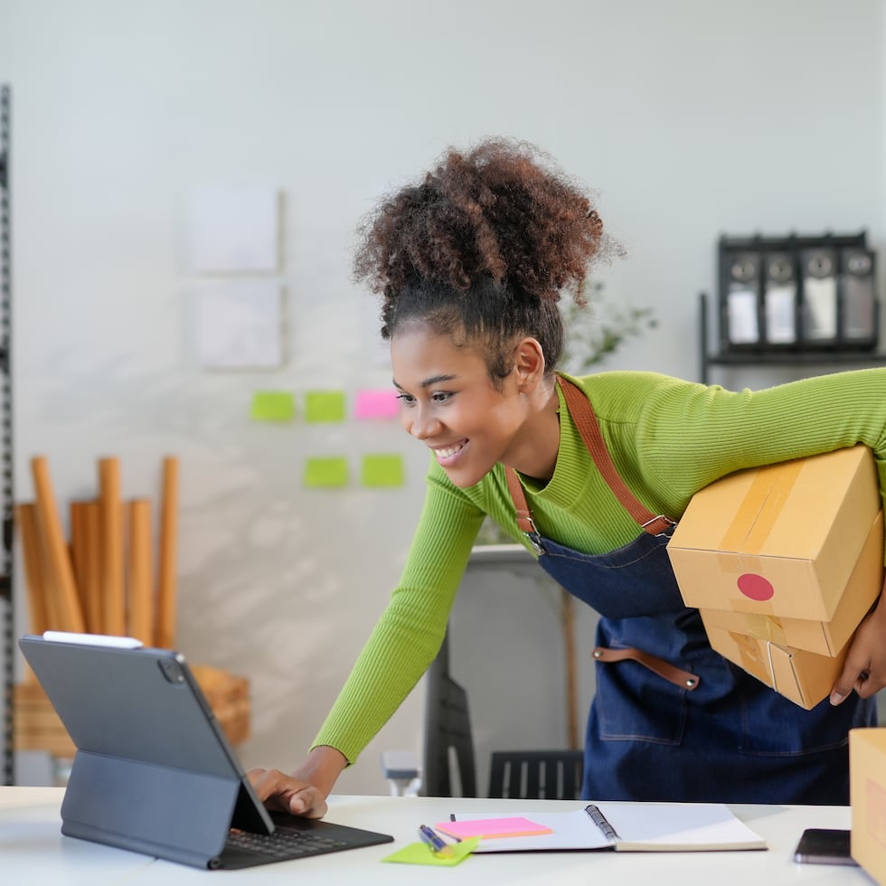 Usa la isla para probar, ajustar, lograr rentabilidad neta en pequeño y diseña desde el día uno para escalar fuera: Estados Unidos, América Latina y la diáspora puertorriqueña.