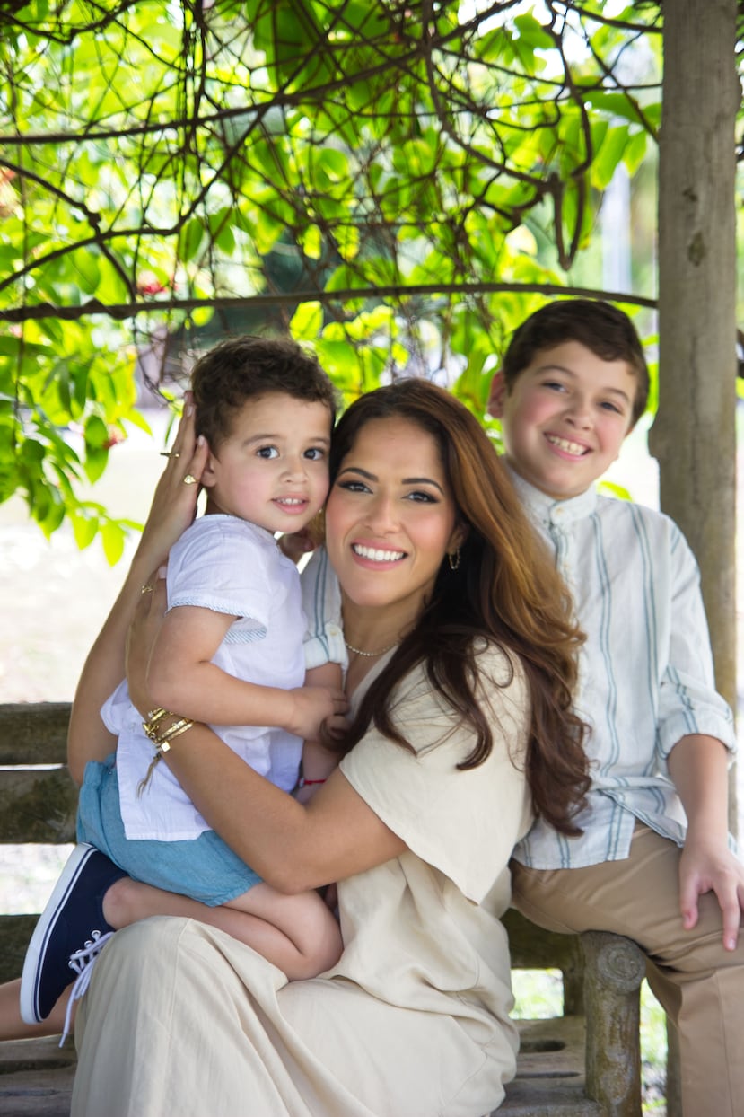 Mildred Marcano, COO & VP Sales and Marketing de Reinhold Jewelers, con Fabián José y Fernando José.