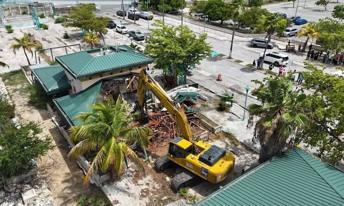 “Estamos transformando escombros en esperanza”: comienza la demolición de La Guancha en Ponce
