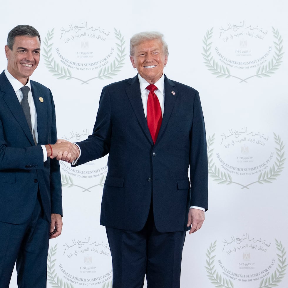 El presidente del Gobierno, Pedro Sánchez, posa junto al presidente estadounidense, Donald Trump.