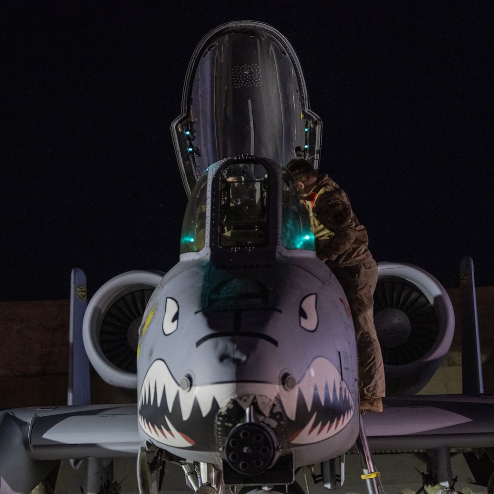 Esta foto proporcionada por la Fuerza Aérea de Estados Unidos muestra a un aviador estadounidense.