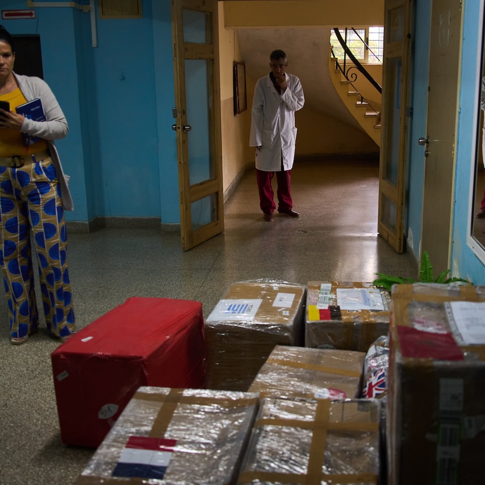 Trabajadores de un hospital observan suministros médicos donados por miembros del Convoy Europeo a Cuba en La Habana, el lunes 16 de marzo de 2026. (Foto de AP/Ramon Espinosa)