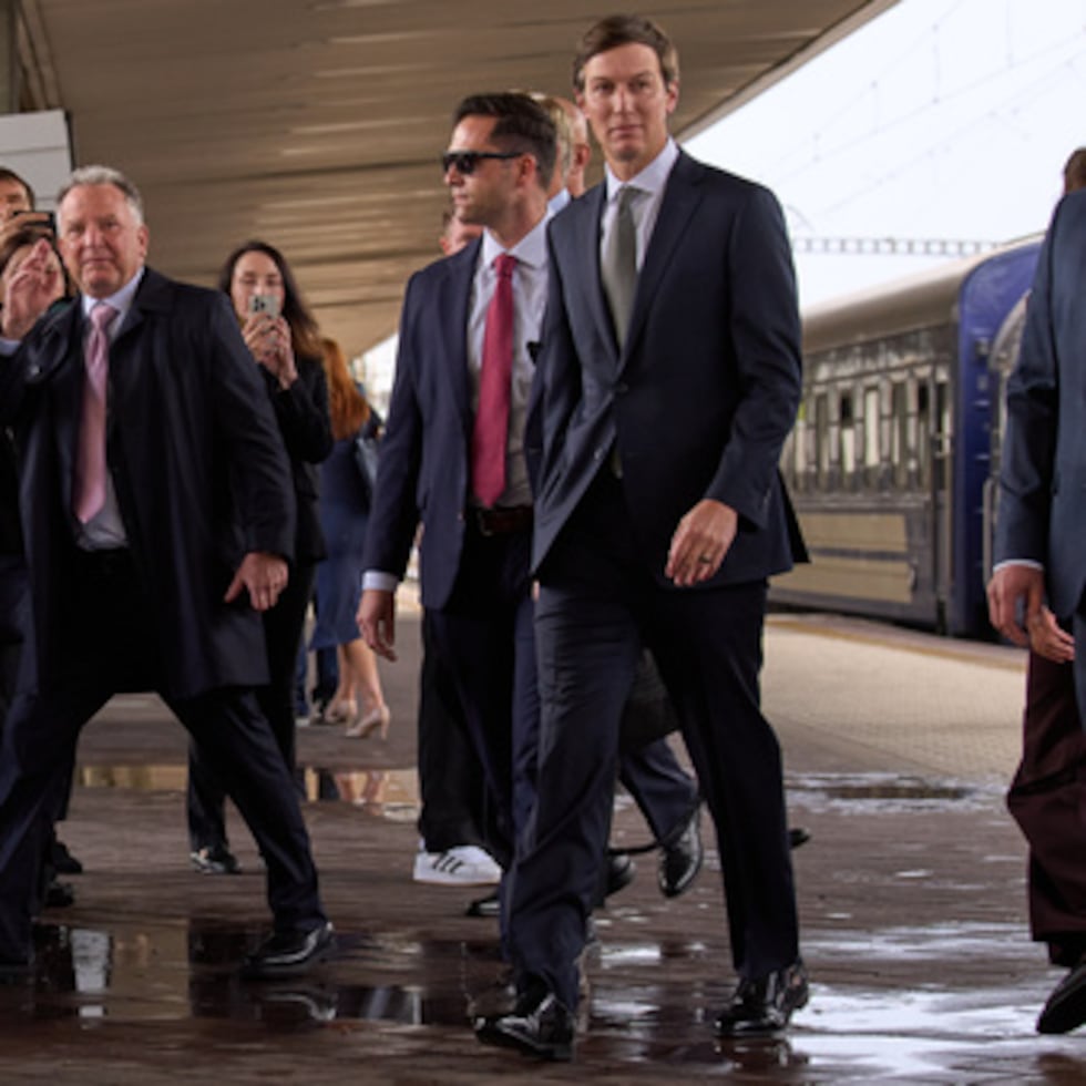Steve Witkoff (centro) y Jared Kushner (derecha), los enviados del presidente Donald Trump, llegaron el domingo a Kiev, Ucrania.