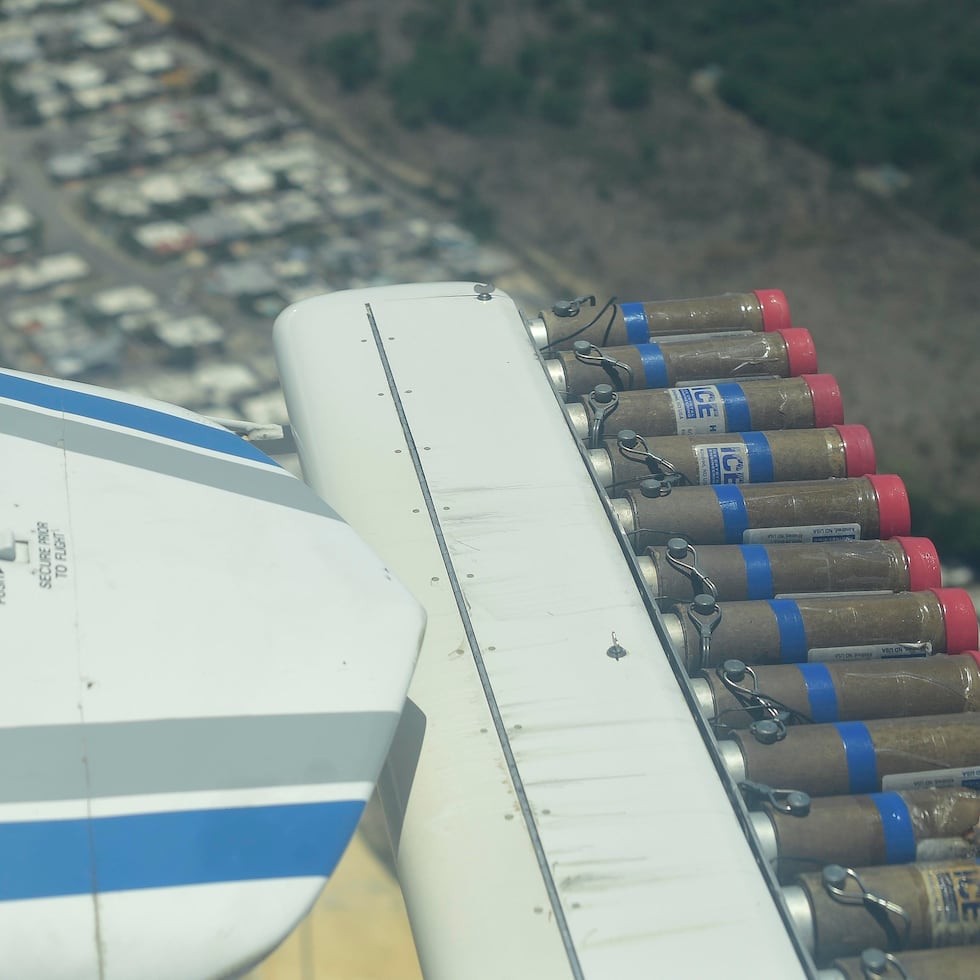 En 2015, cuando también se contrató a SOAR para sembrar nubes durante una sequía, la AAA gastó $267,450 y el seguro contra demandas fue por $1 millón. Entonces, el costo por vuelo ascendió a $66,500.