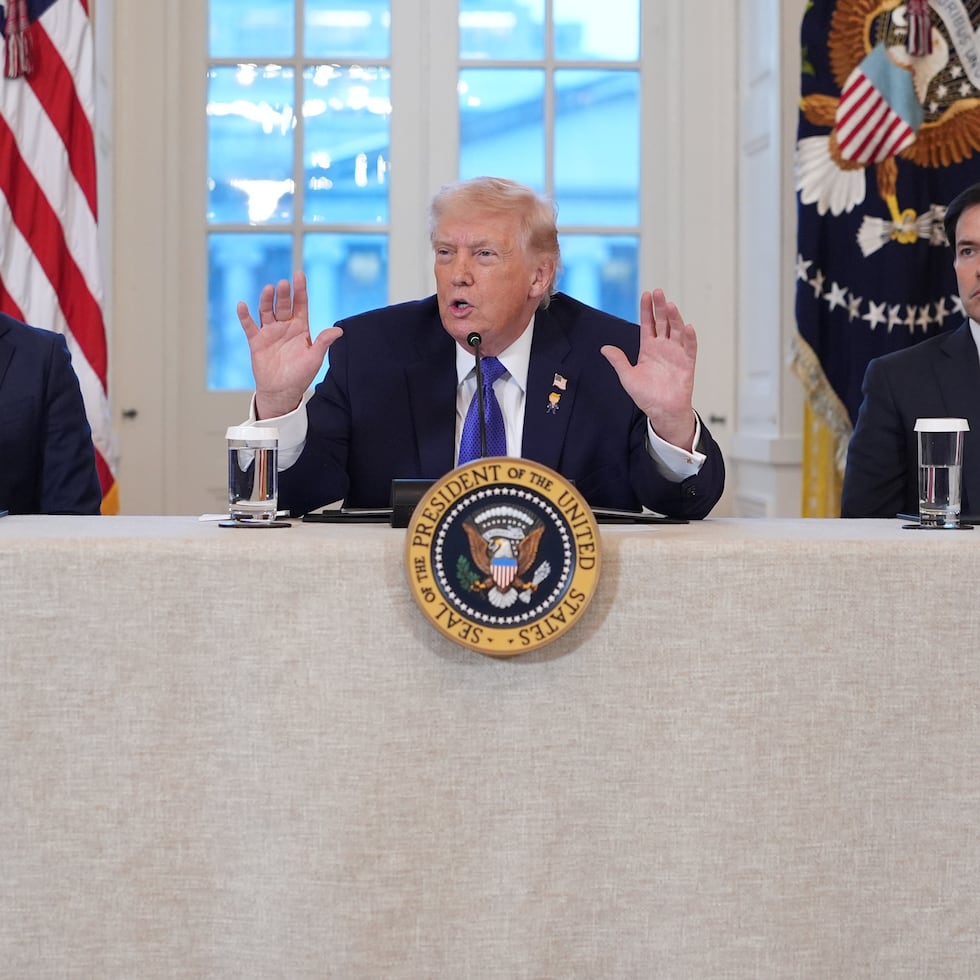 El presidente Donald Trump habla durante una reunión con ejecutivos petroleros en la Sala Este de la Casa Blanca, en Washington.