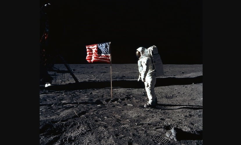 Neil Armstrong fue el primer hombre en pisar la Luna. Aquí en una de sus primeras caminatas lunares. (NASA)