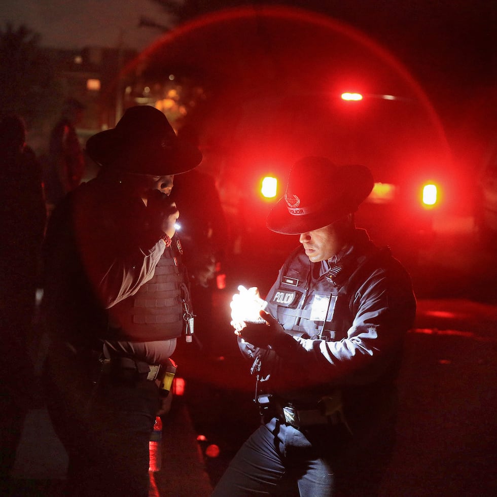 Oficiales de las divisiones de Patrulla de Carreteras y de Servicios Técnicos se hicieron cargo de la investigación.