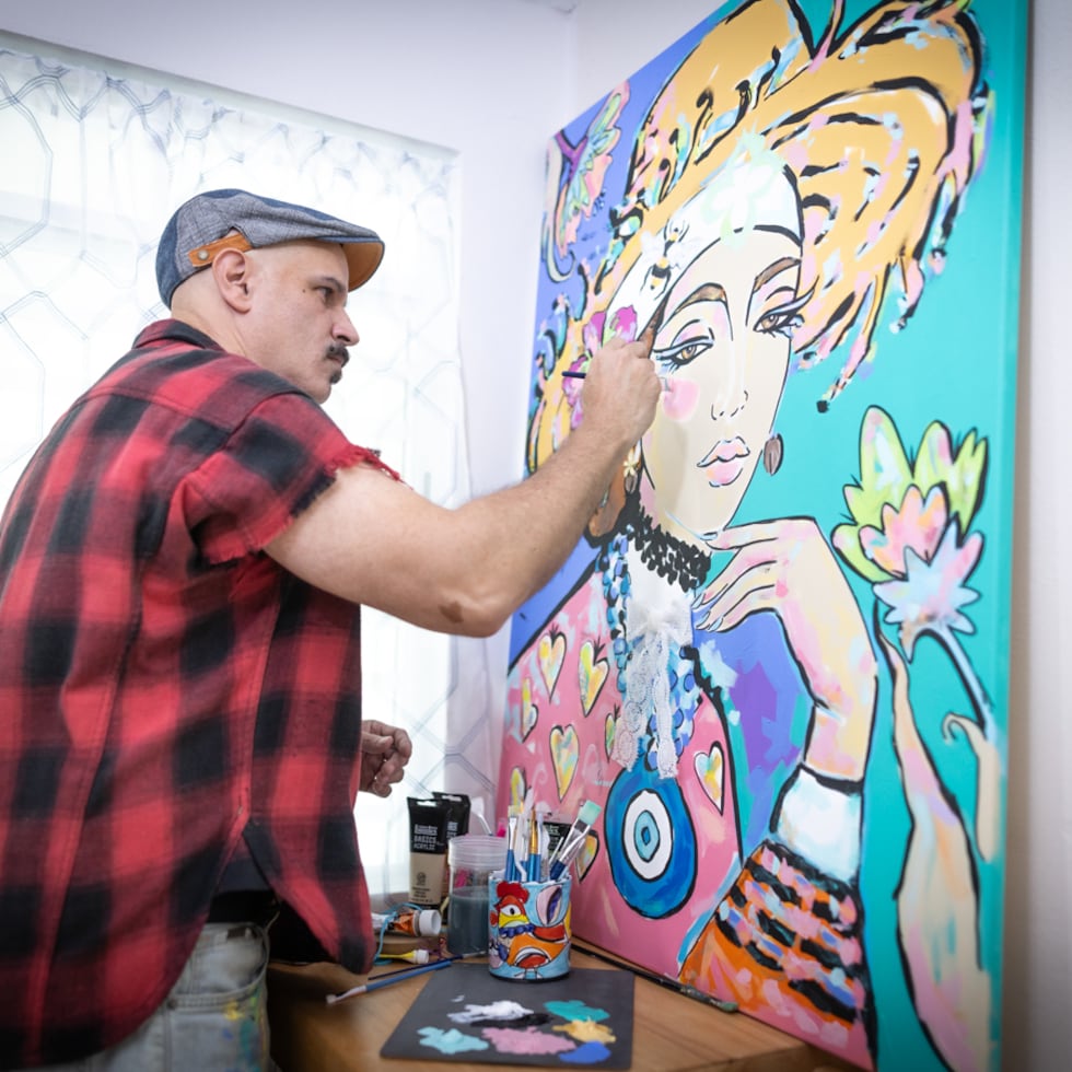 El artista Lex Tirado le da los toques finales a su obra “Marlene la guardiana”, que será subastada en el evento “Elijo ser cambio: armonía, paz y esperanza”.
