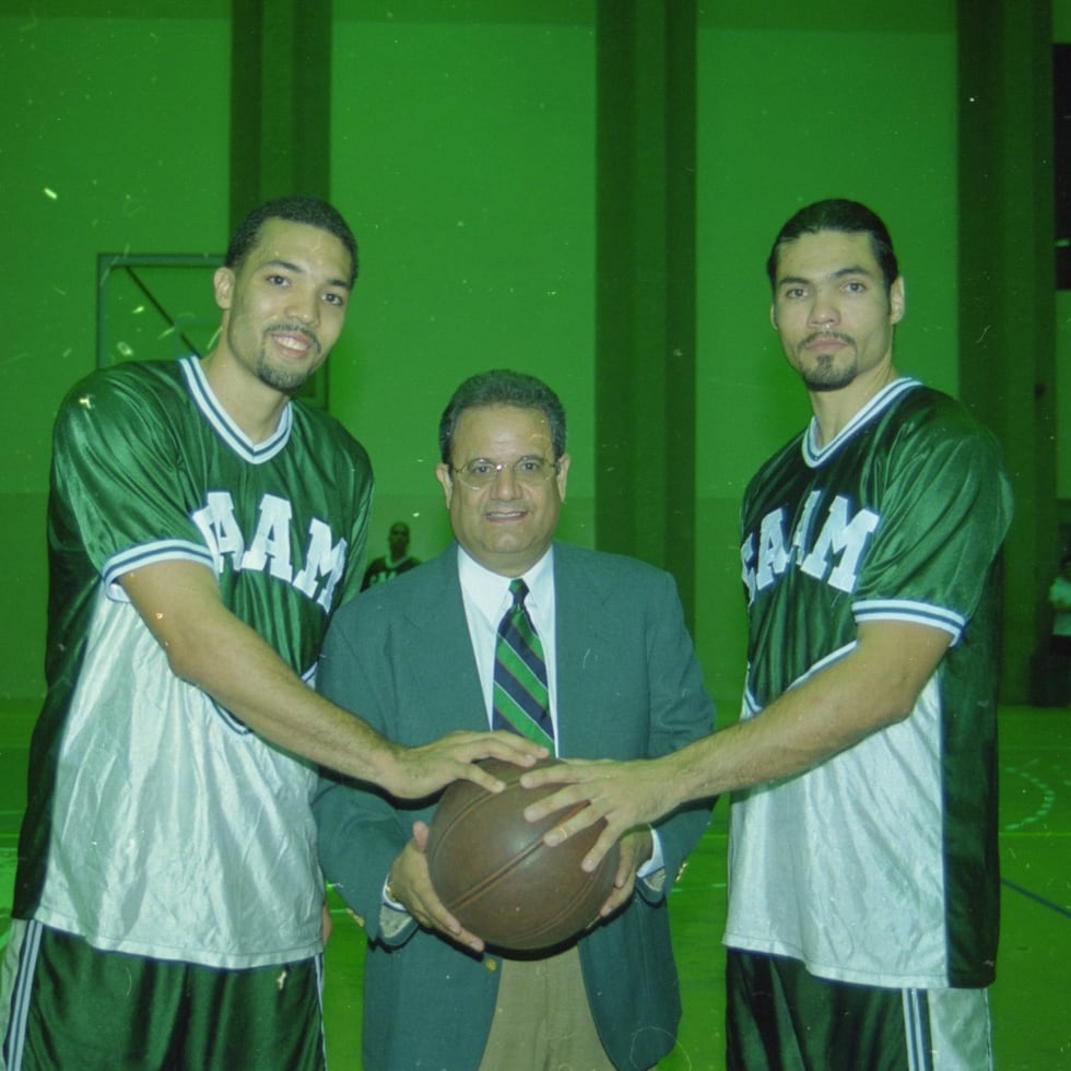 Johnny Flores posando con dos de sus jugadores del equipo del RUM en 1998.