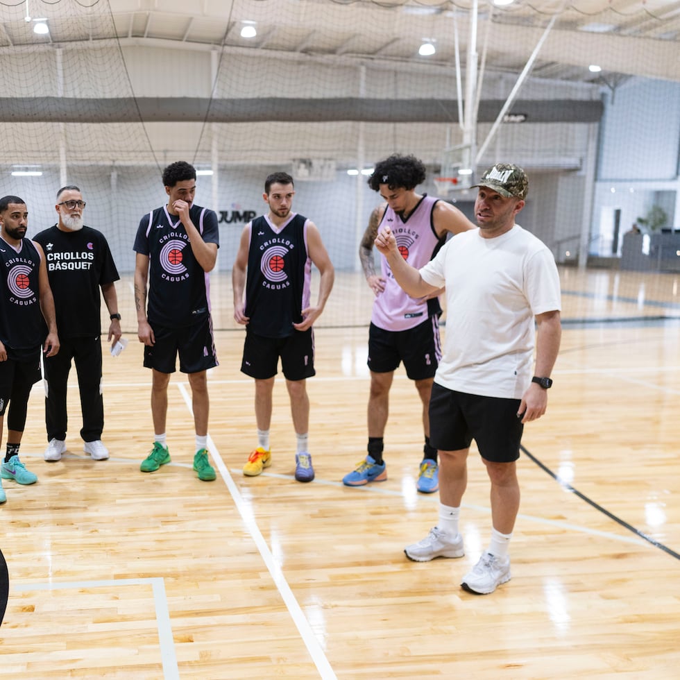 José Juan Barea entró a la administración de los Criollos como codueño, y aprovechó su visita a la isla durante la pausa en la NBA para observar una práctica.