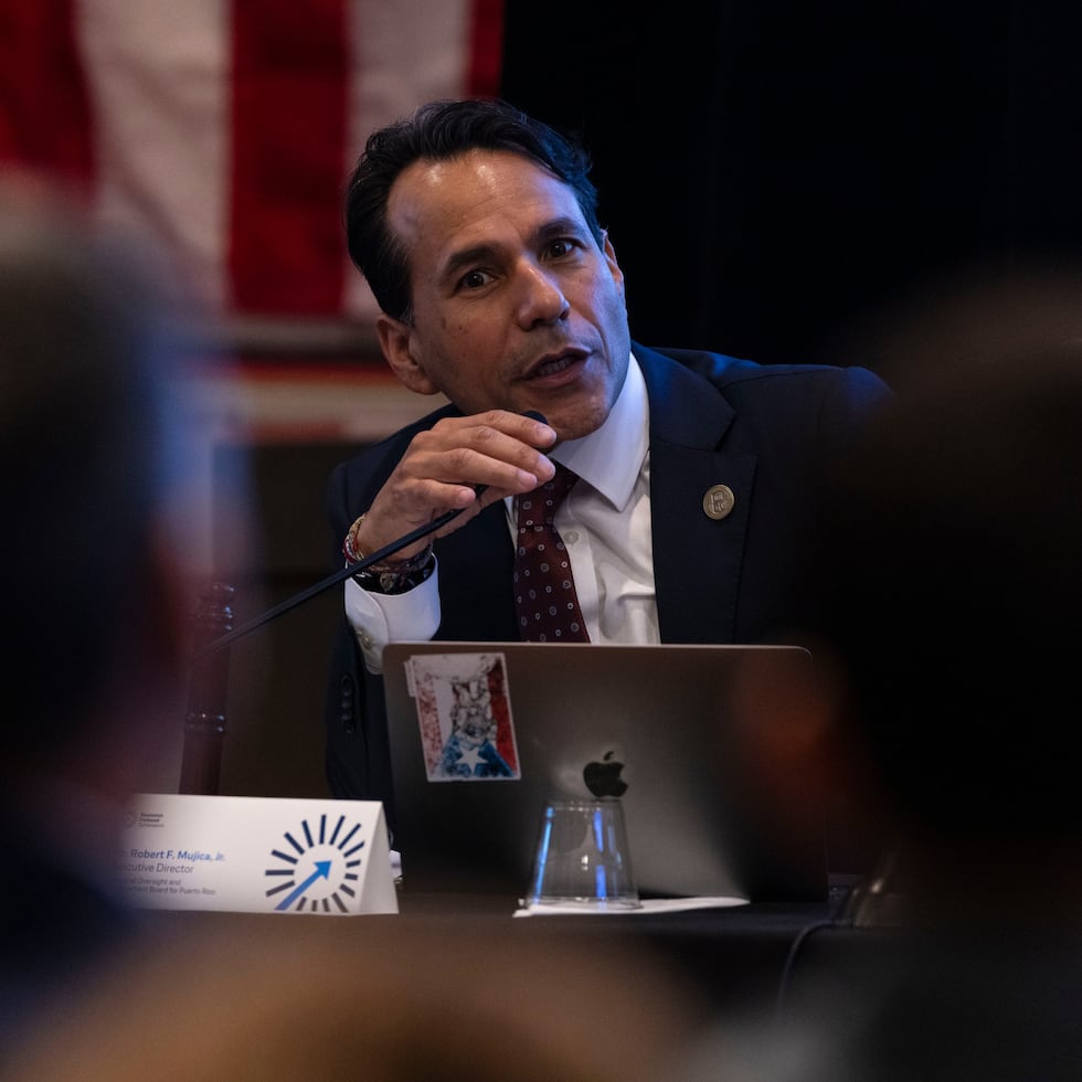 Arriba, el director ejecutivo de la JSF, Robert F. Mujica.