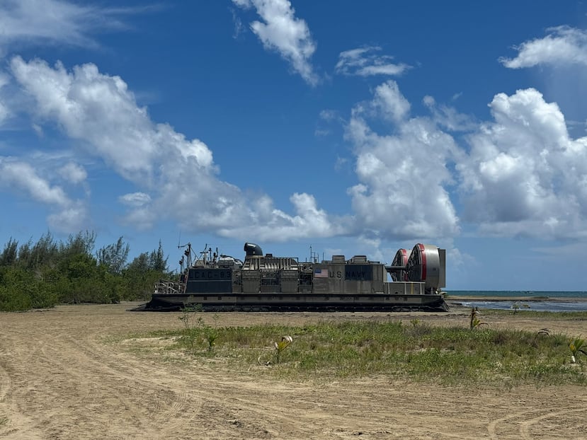 Uno de los vehículos militares utilizados en un entrenamiento en la costa de Arroyo el viernes, 5 de septiembre de 2025.